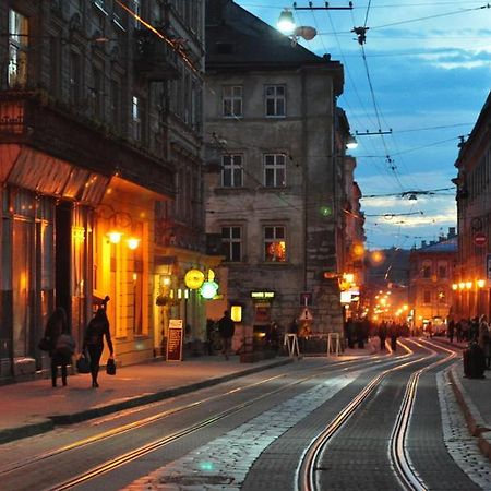 Apartment In The Heart Of Rynok Square Романтичні Апартаменти На Площі Ринок Світло Є Постійно Lviv Exteriör bild